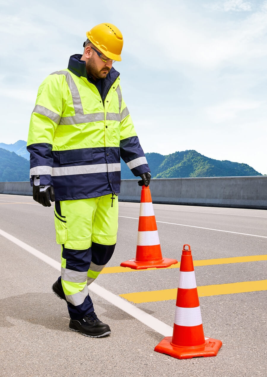 Warnschutz-Parka NORTHER / KB102-02 am Arbeiter mit Kapuze, gelb und Reflexstreifen