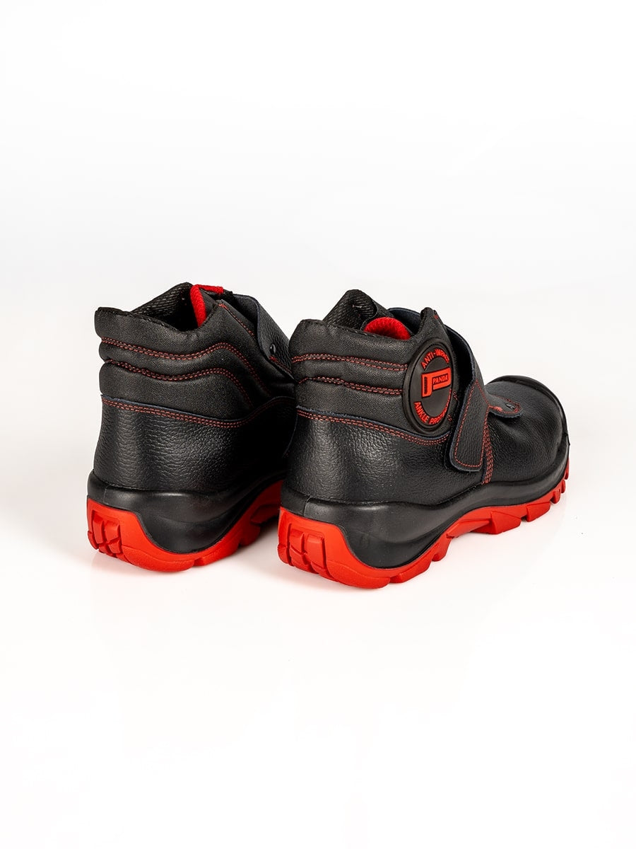 Schweißer-Sicherheitsstiefel Paar von hinten, schwarze Ferse mit rotem Sohlenteil.