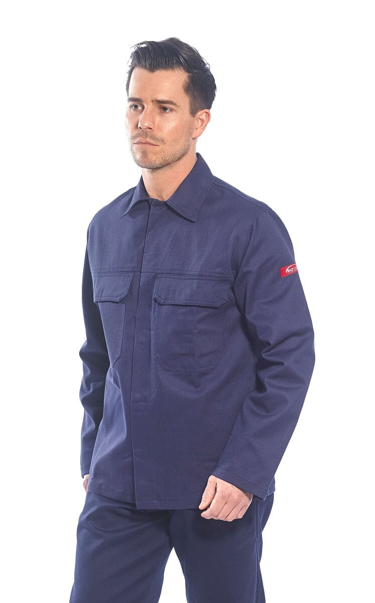 Schweißerjacke dunkelblau, Stehkragen und Brusttaschen, am Modell seitliche Ansicht