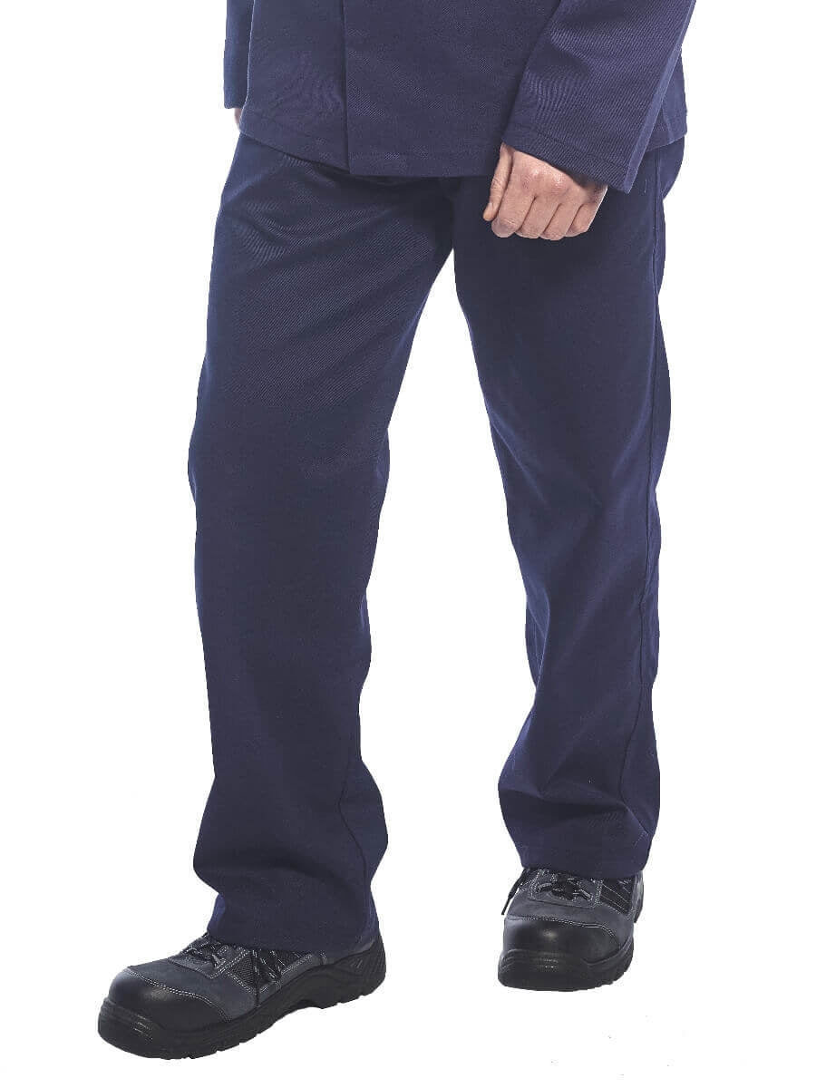 Dunkelblaue Schweißerhose, Ansicht vom Bein mit Saum und Taschen