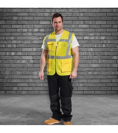 Warnschutzweste gelb mit Reflexstreifen, Mesh-Einsatz, getragen mit Hose