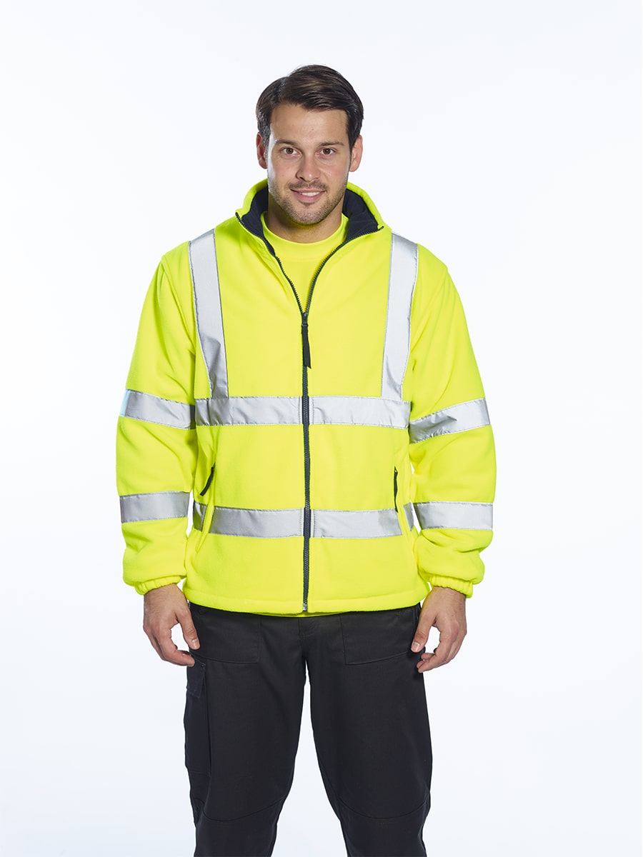 Warnschutz-Fleecejacke Neon-Gelb mit Kapuze und Reflexstreifen; Modell trägt schwarze Arbeitshose