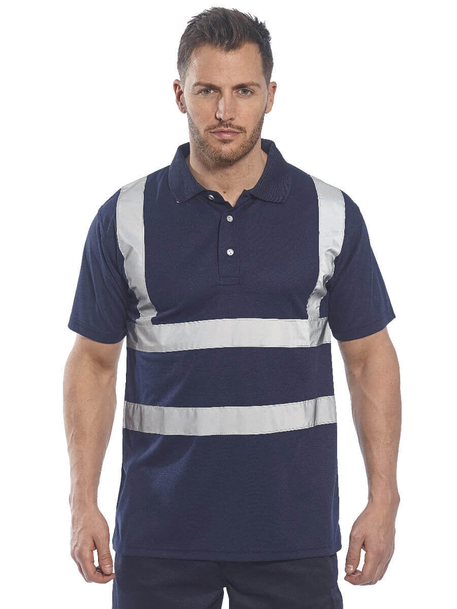 Warnschutz-Poloshirt am Modell: marineblau, weiße Reflektorstreifen, Polo-Kragen mit Knöpfen