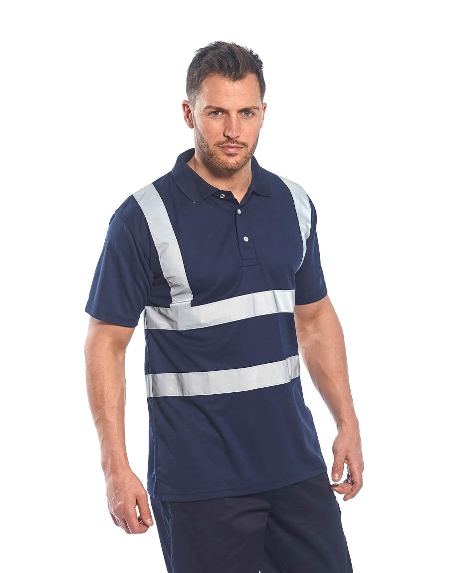 Warnschutz-Poloshirt am Modell, marineblau mit Reflektorstreifen, kurze Ärmel, Polo-Kragen