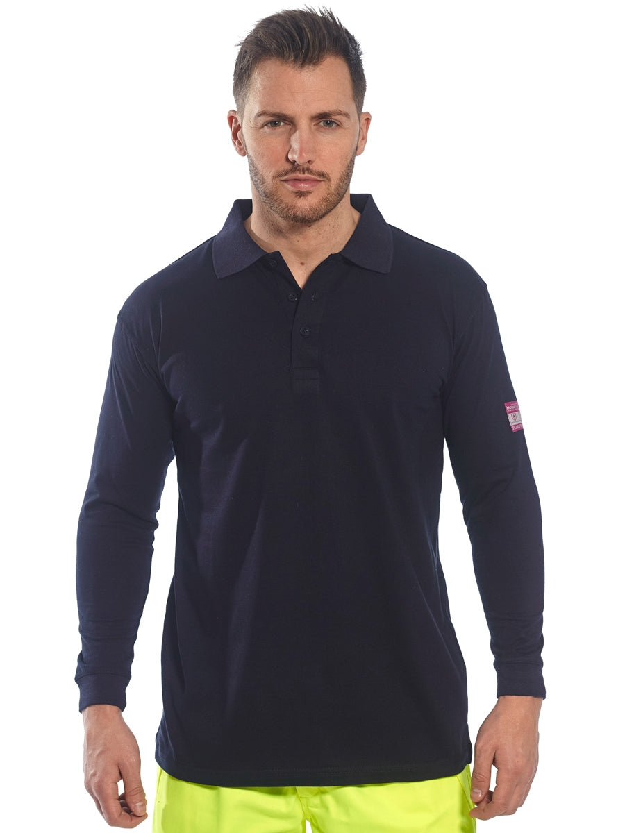 Flammhemmendes Langarm-Poloshirt am Modell, dunkelblau, Ärmel-Label