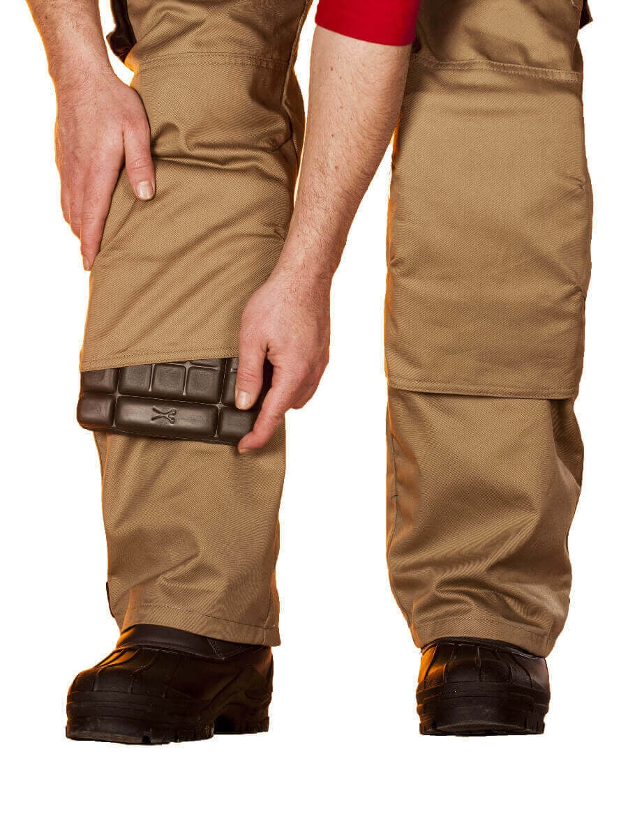 Knieschoner im Kniebereich unter Arbeitshose, sichtbare dunkel gepolsterte Fläche