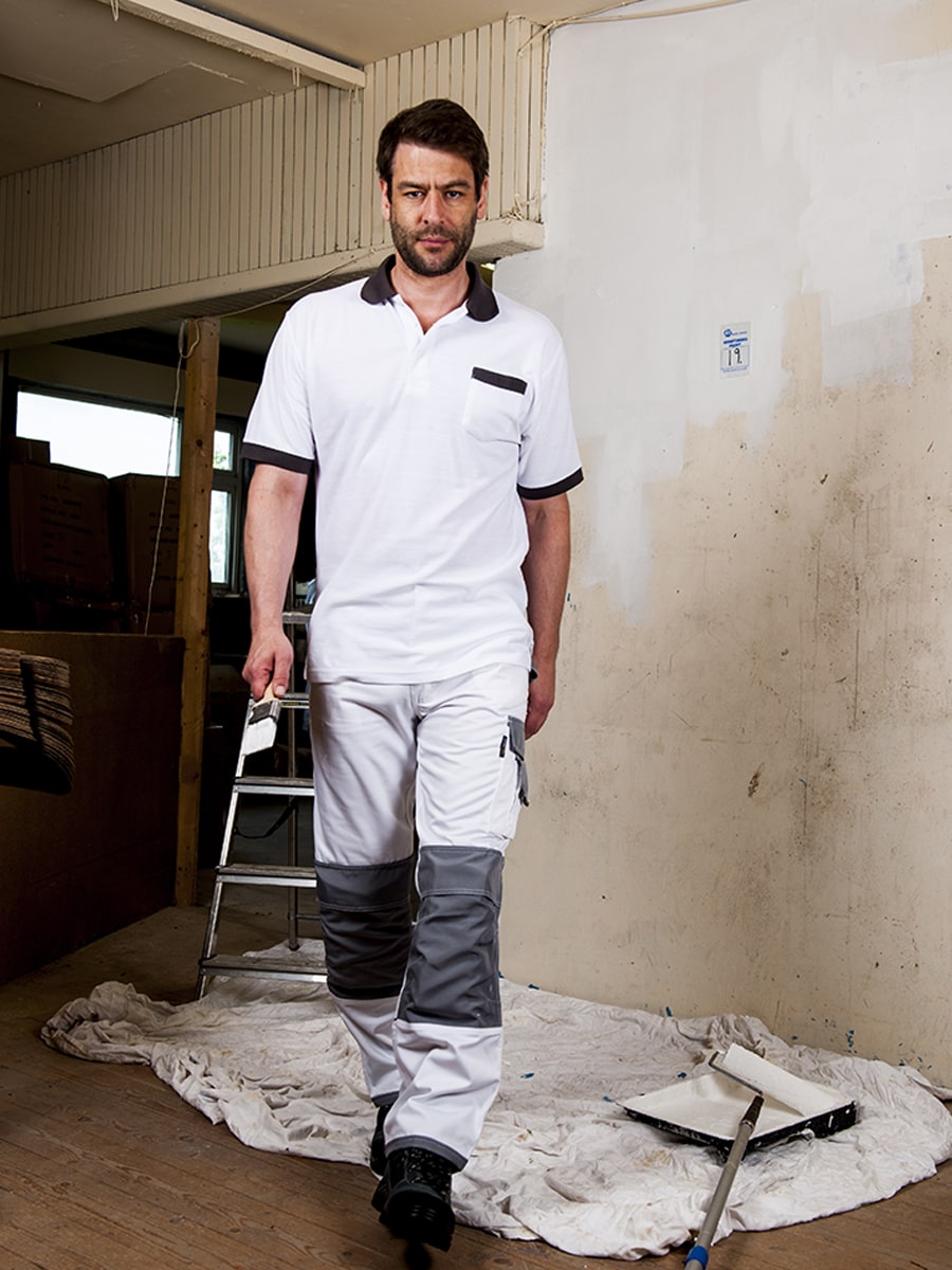 Portwest Handwerker-Poloshirt weiß am Modell, mit Brusttasche und dunklem Ärmelabschluss