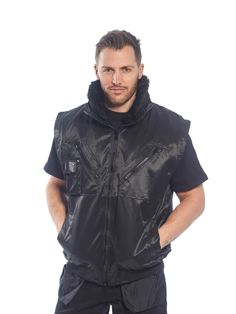 Schwarze Jacke mit Fellkragen und Reißverschluss, seitliche Taschen und Ziernähte