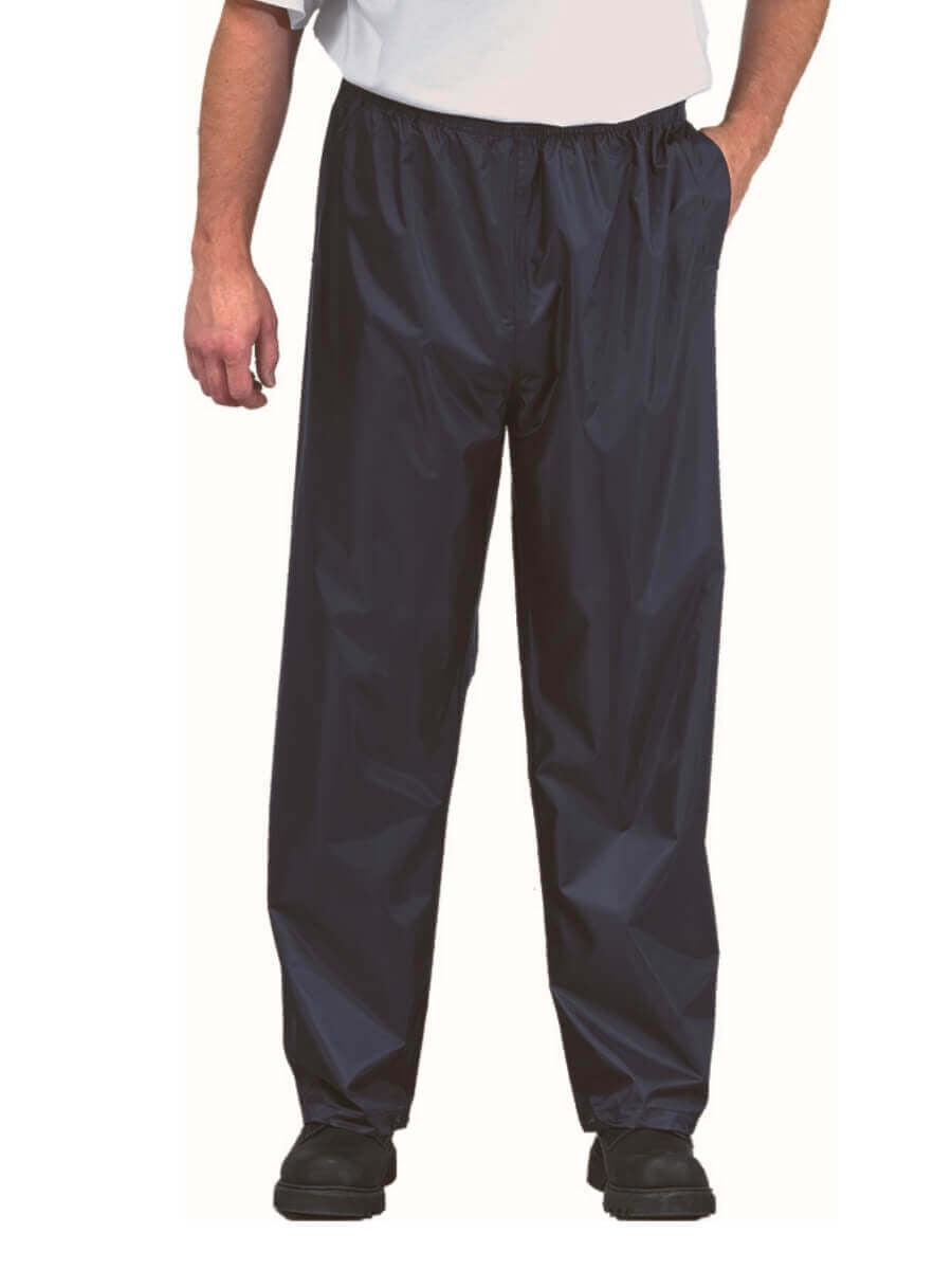 Marinefarbene Regenhose mit Taschen und elastischem Fußabschluss