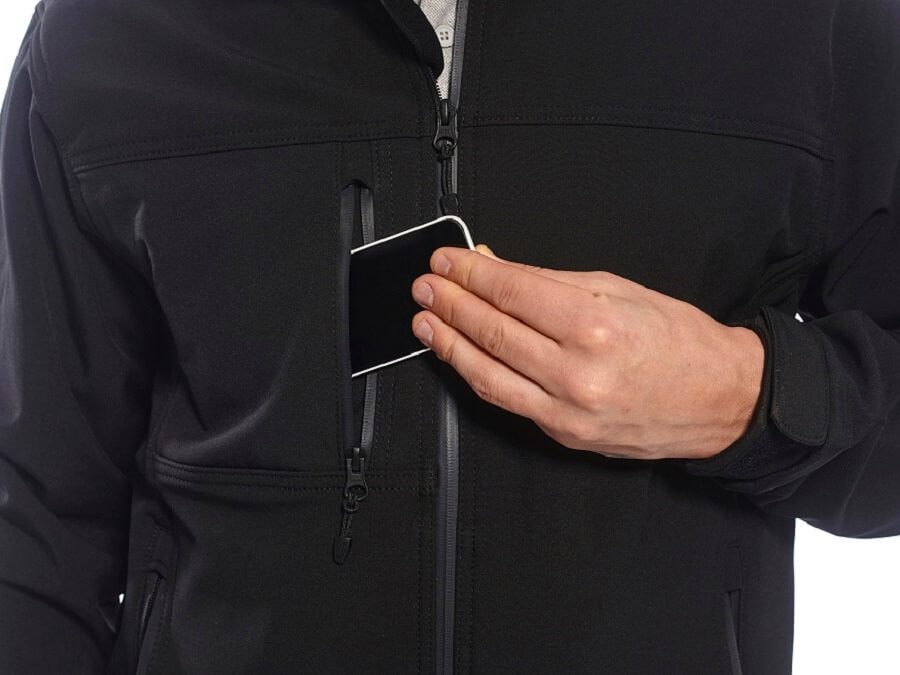 Dunkle Softshell-Jacke mit Reißverschlussfach an der Brustpartie