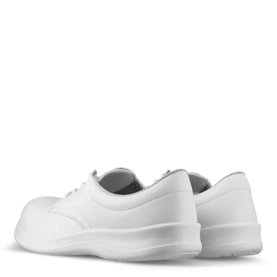 Weiße Sneaker von hinten mit Fersenlasche und dicker, heller Zwischensohle