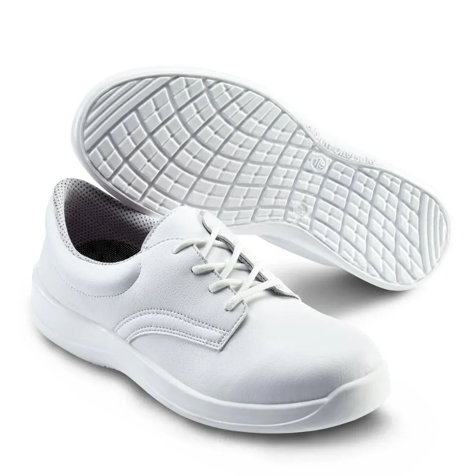 Weiße Sneaker mit Blick auf Profilsohle und dunklem Innenfutter am Schuhkragen