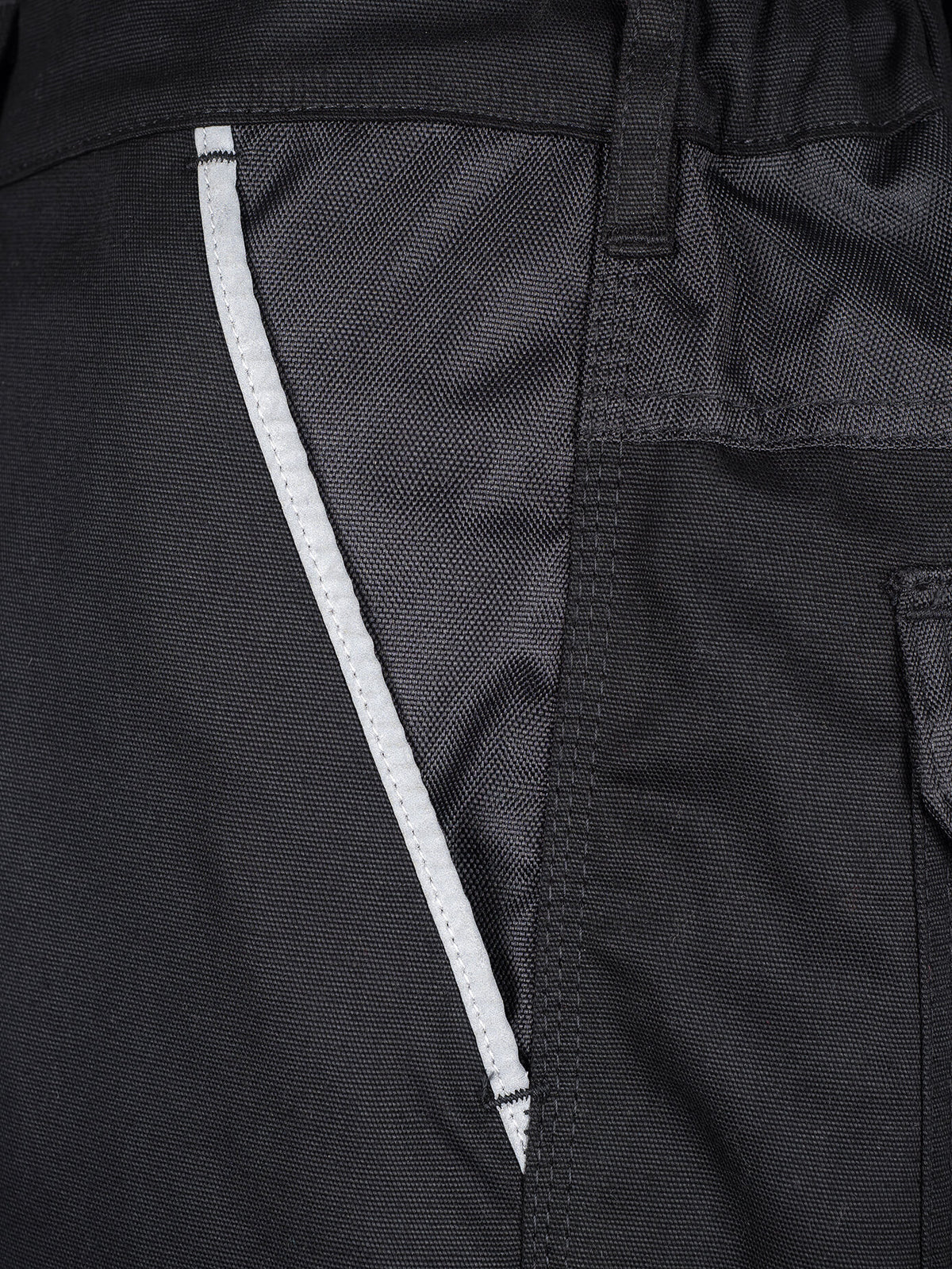 Schwarze Arbeitshose, Detail mit reflektierendem Besatz und seitlicher Tasche