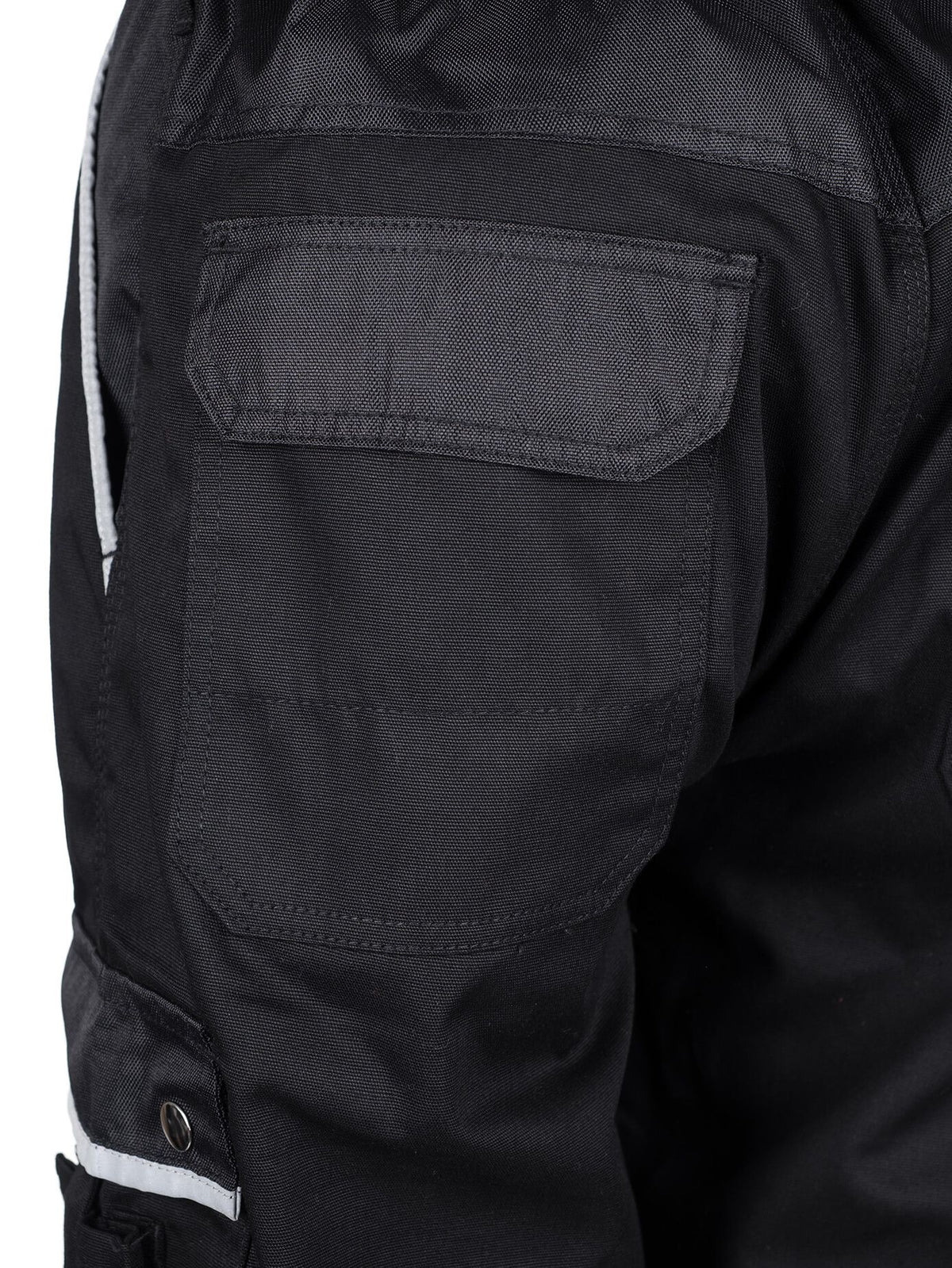 Schwarze Bundhose, Detail der Gesäßtasche mit Druckknopf und reflektierendem Streifen