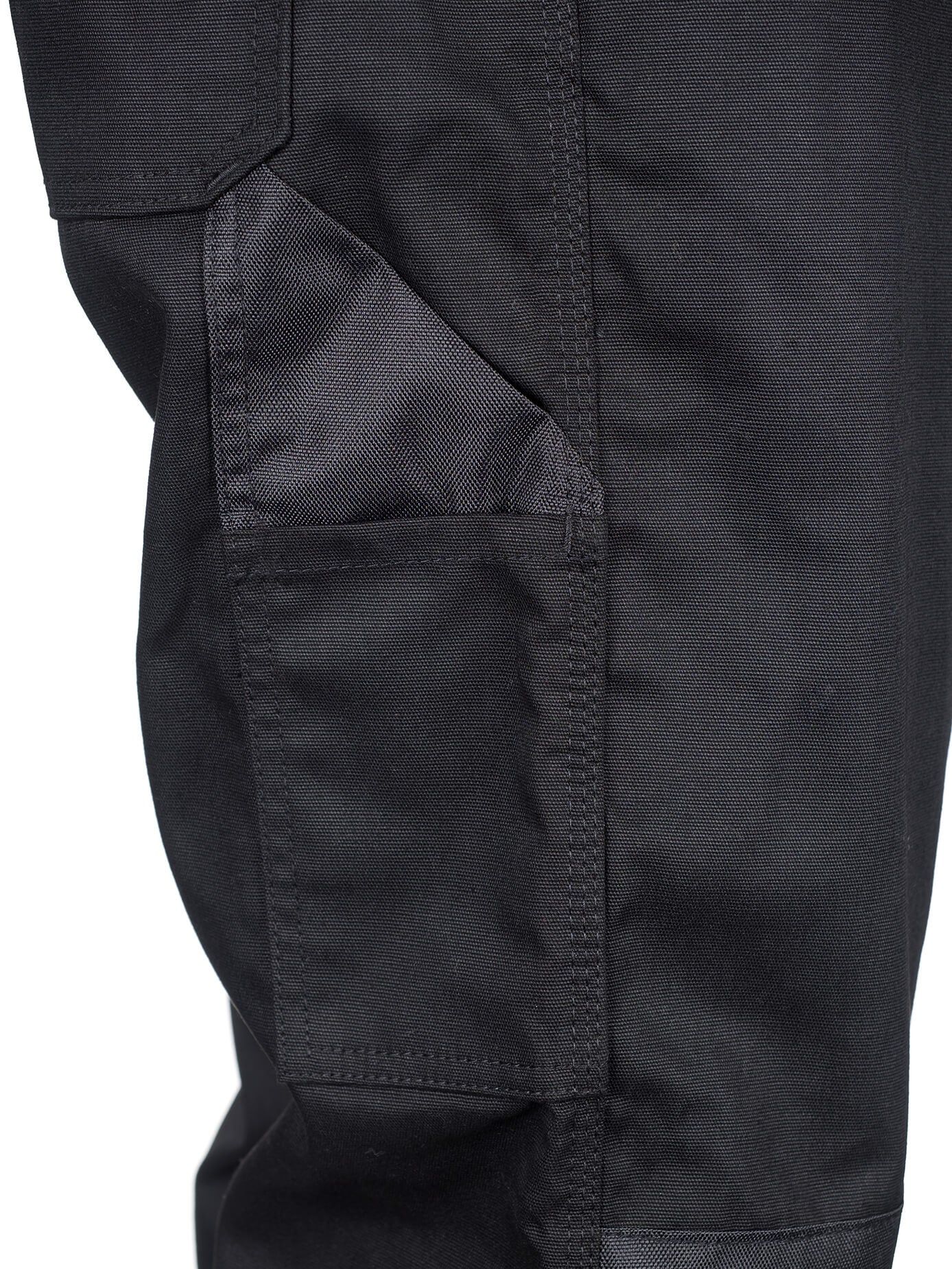 Nahaufnahme: schwarze Arbeitshose mit Taschenfach, sichtbarer Naht und Steppung