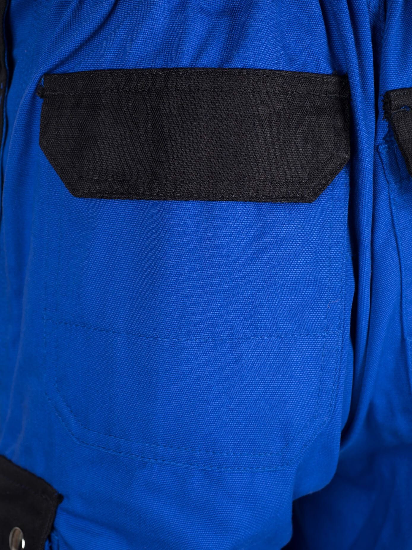 Arbeitslatzhose: rechteckige schwarze Gesäßtasche auf blauem Bein