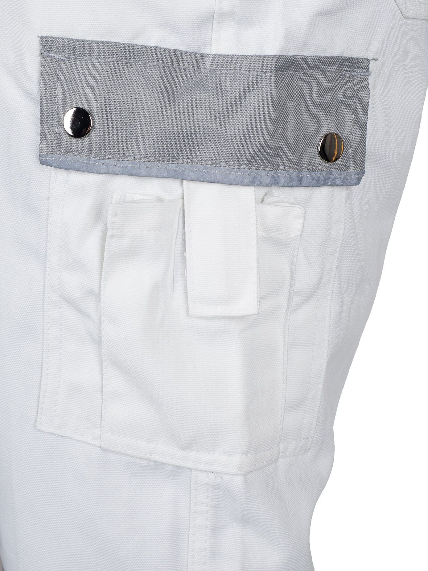 Latzhose Detail: graues Brusttaschen-Fach mit Druckknöpfen und Klettbereich