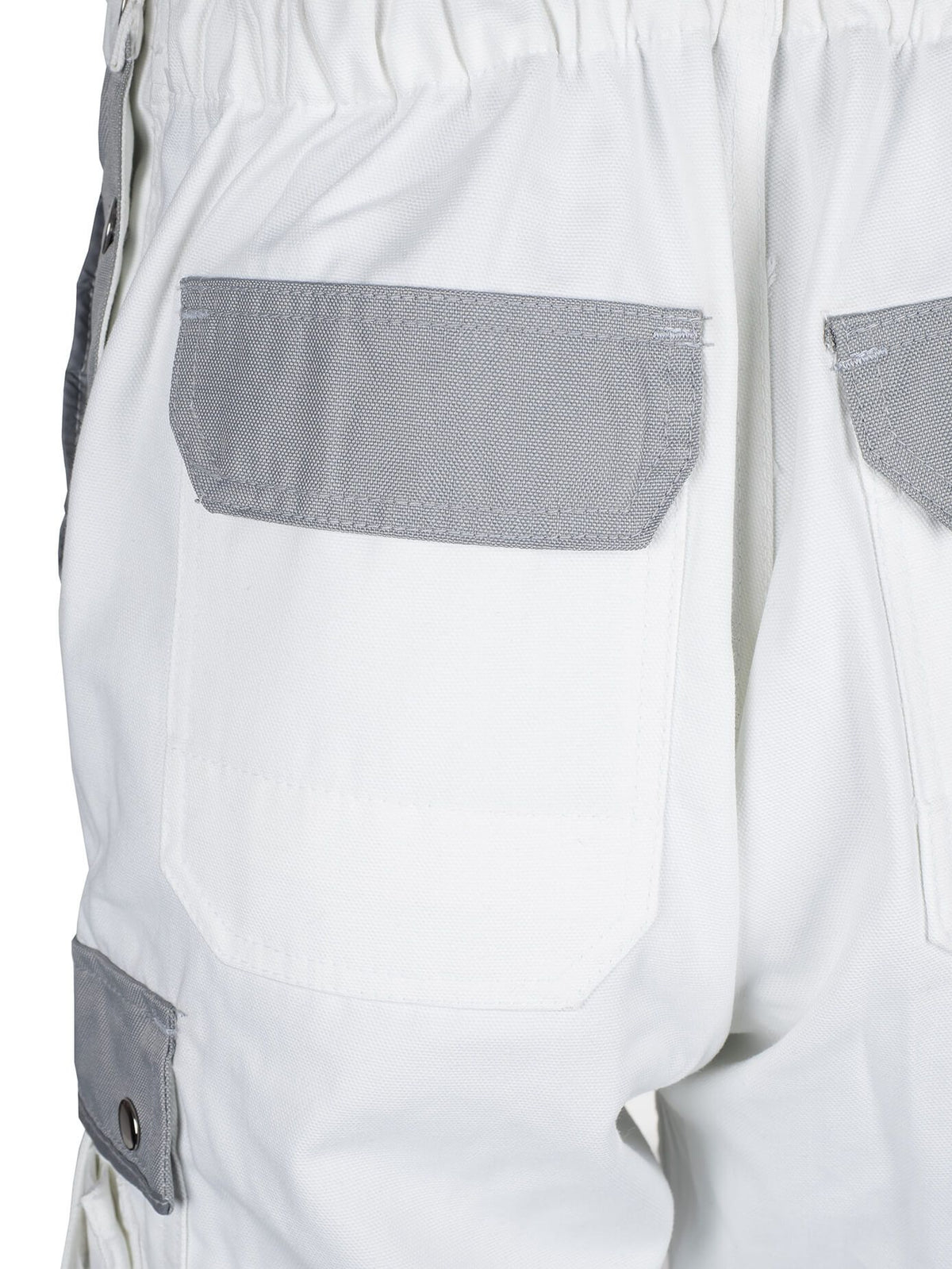 Arbeitslatzhose: weißes Bein mit grauem Taschenfeld und seitlicher Tasche