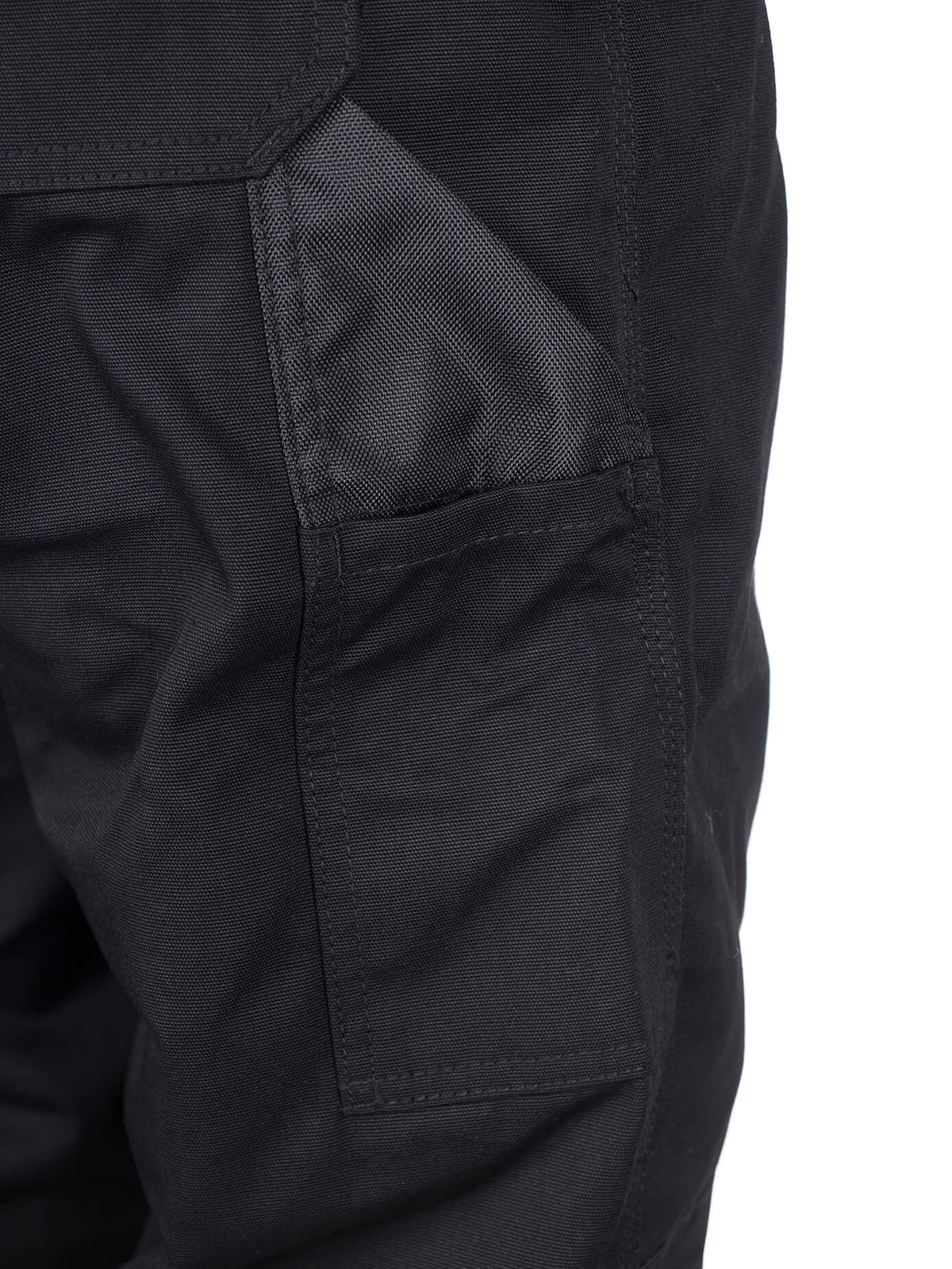 Arbeitslatzhose mit dunklem Stoff und verdeckten Nähten am Taschenbereich
