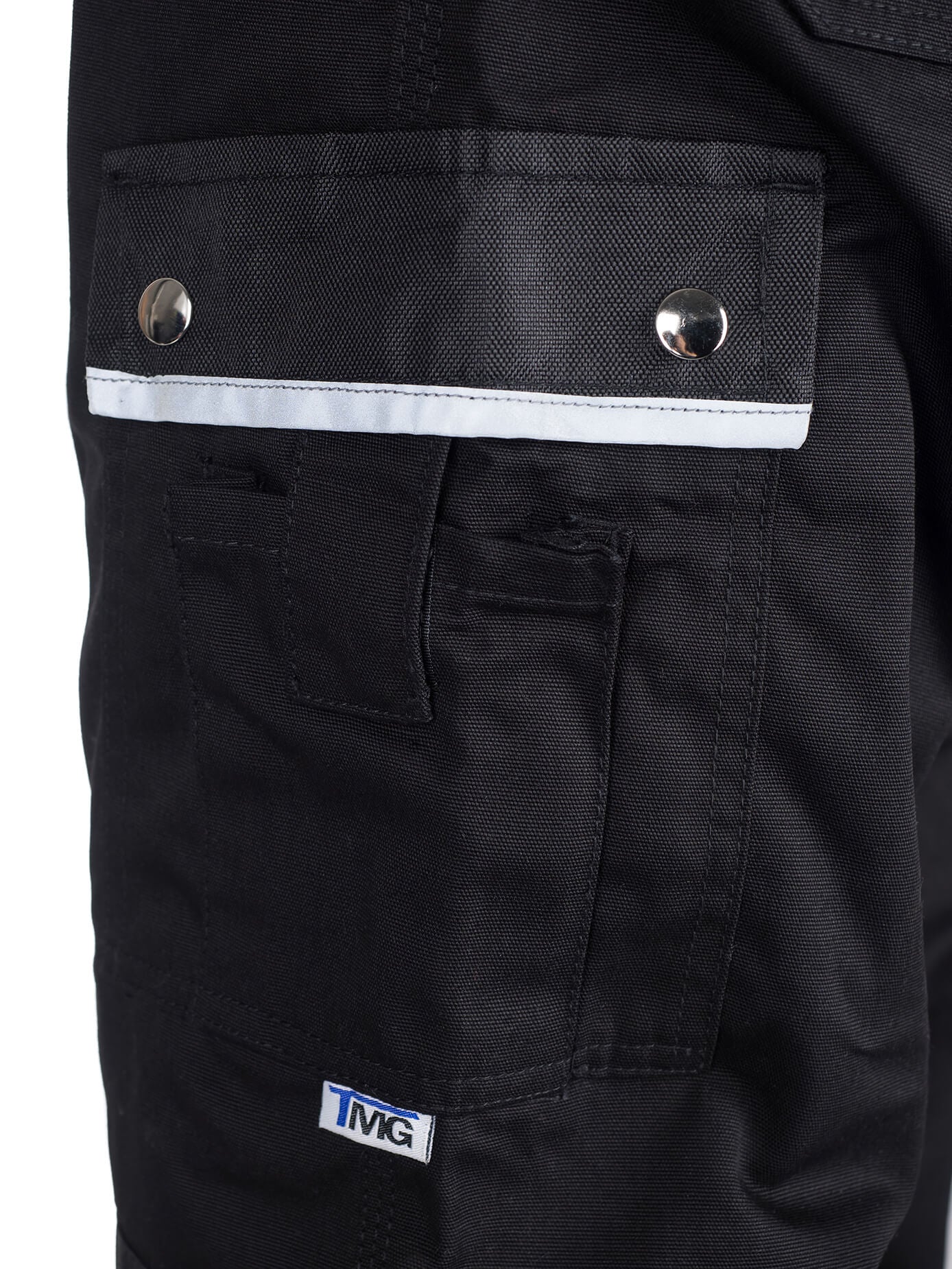 Herren-Arbeitslatzhose Detail: Brusttasche mit Reflexstreifen und Druckknöpfen