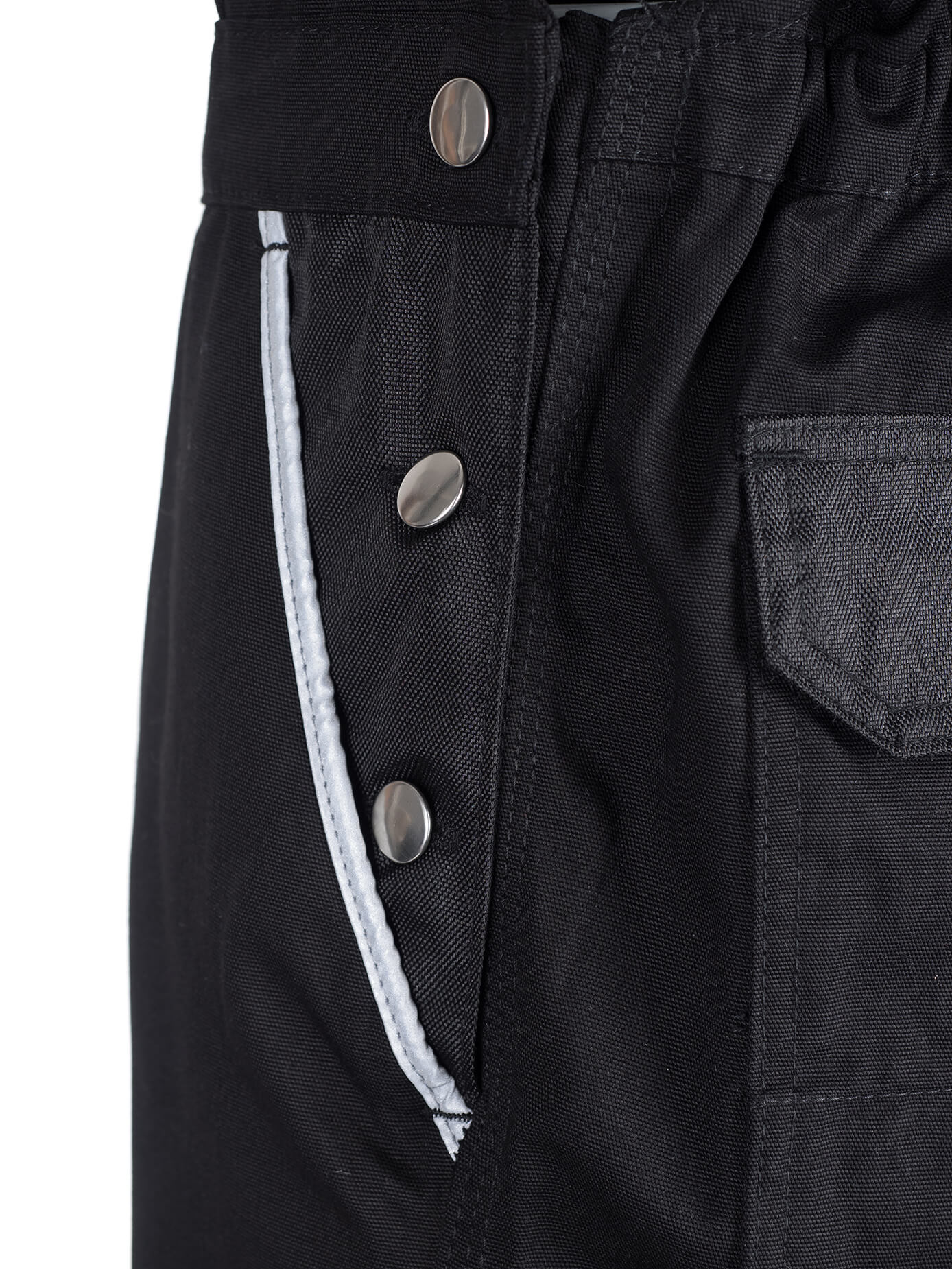 Arbeitslatzhose Detail: schräger Taschenbesatz mit Druckknöpfen und weißem Band