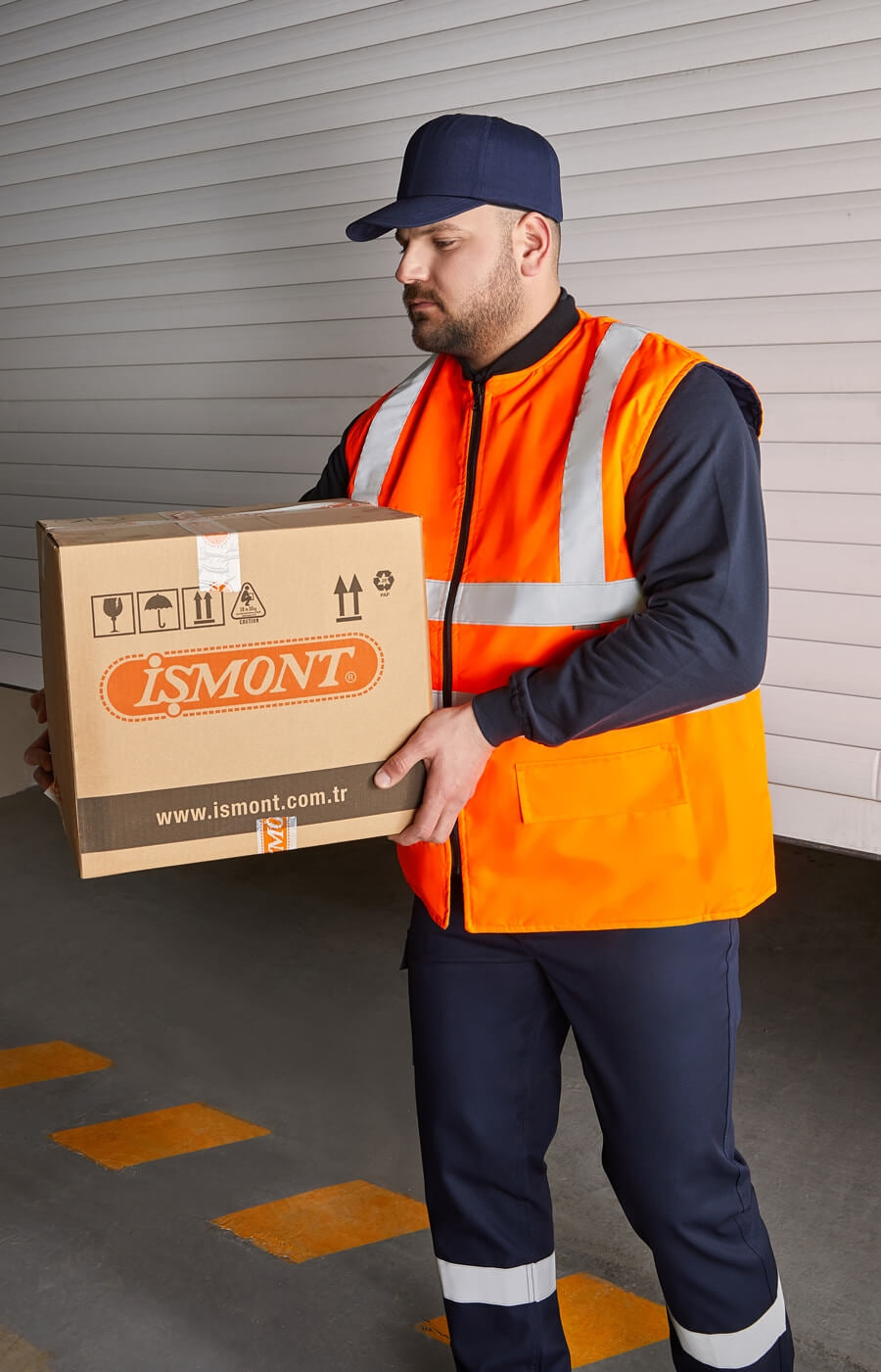 Warnschutz-Wendeweste orange mit Reflexstreifen, ärmellos, Reißverschluss, am Modell getragen