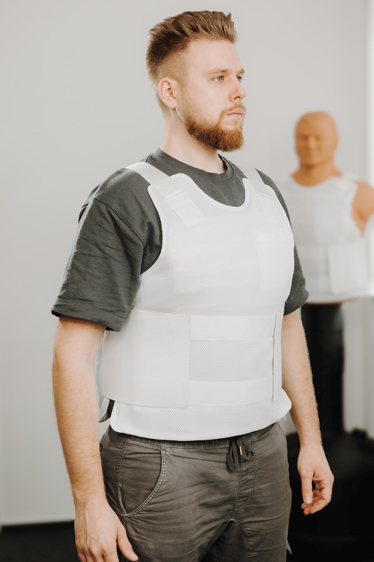Stichschutzweste Herkules Profi am Modell: weiße Schutzweste über grauem T-Shirt