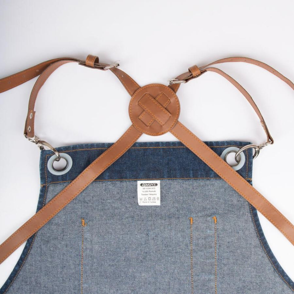 Jeansschürze mit braunen Ledergurten und Mittelriemen, sichtbares ISMONT-Label