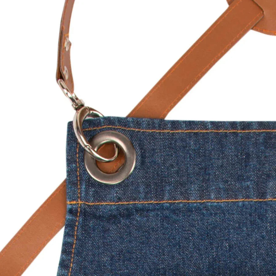 Befestigungsöse am Ledergurt mit Metallring an blauer Jeansschürze