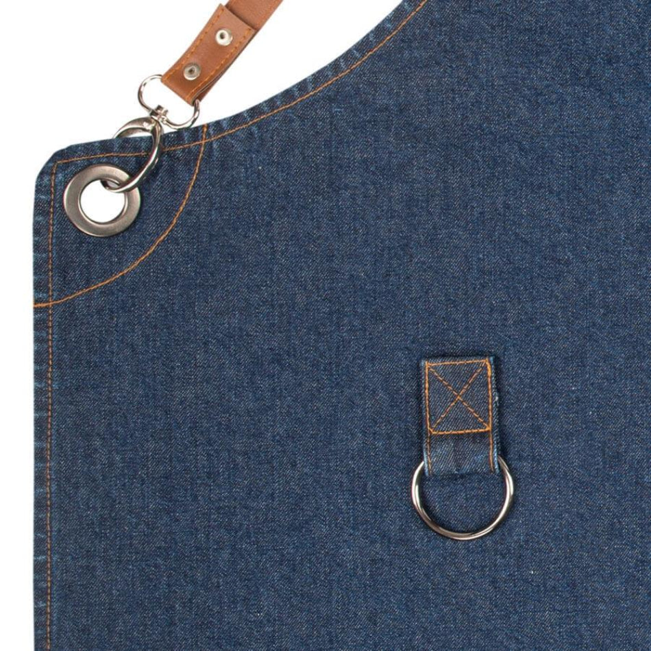 Blaue Jeansschürze mit Lederriemen, Hakenverschluss und Ziernähten