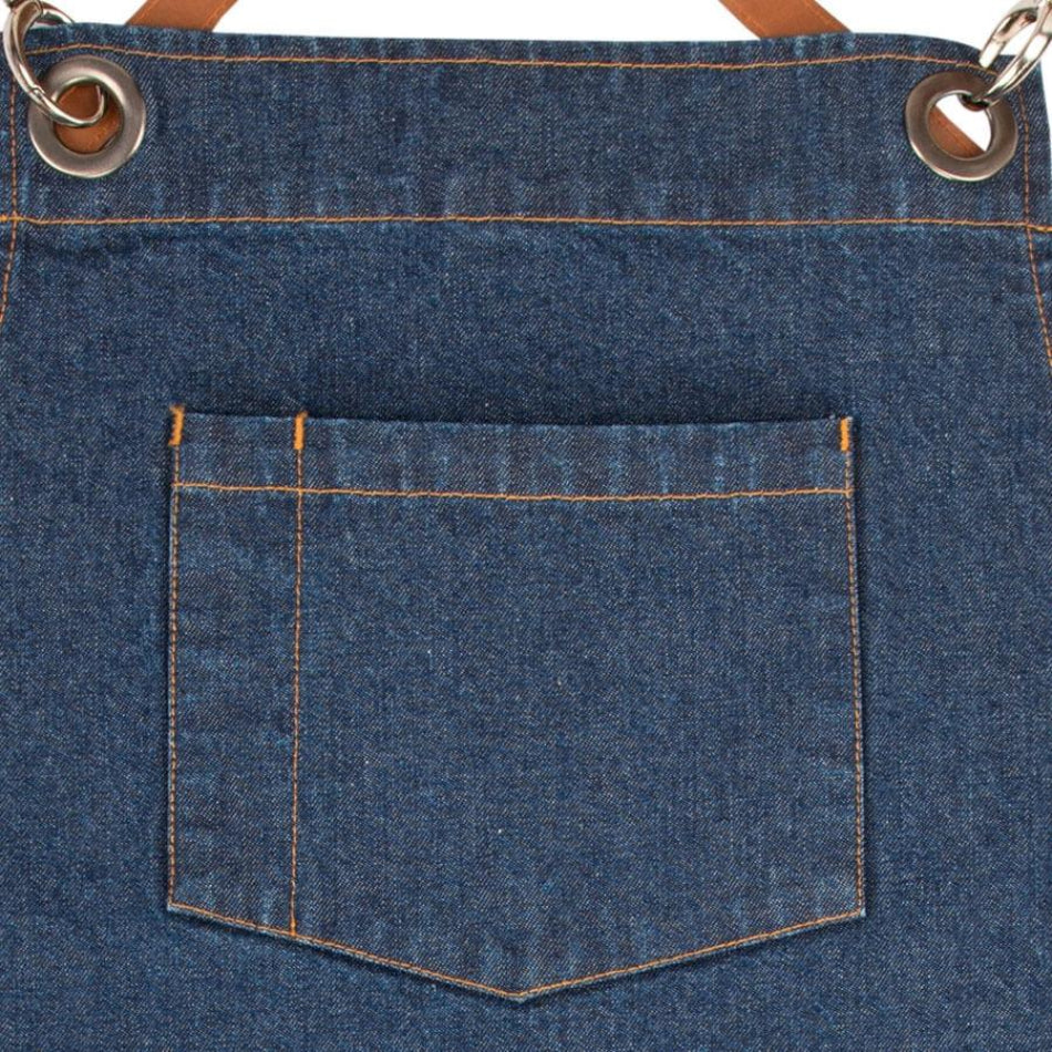 Vordertasche aus Jeansstoff auf blauer Barista-Schürze mit Ledergurtösen