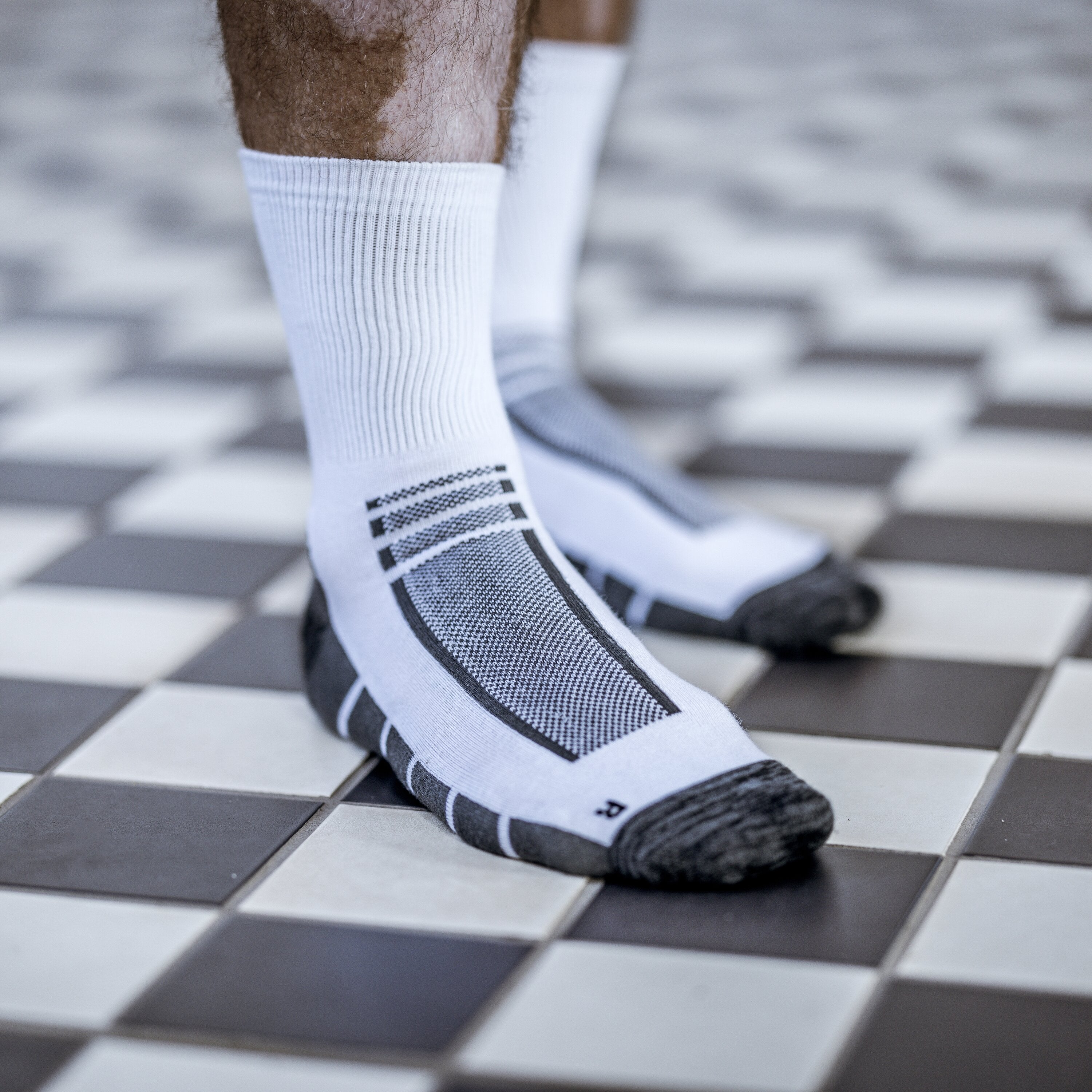 Paar Nitras 725 Socken: weißer Schaft, grauer Fuß mit Zierstreifen