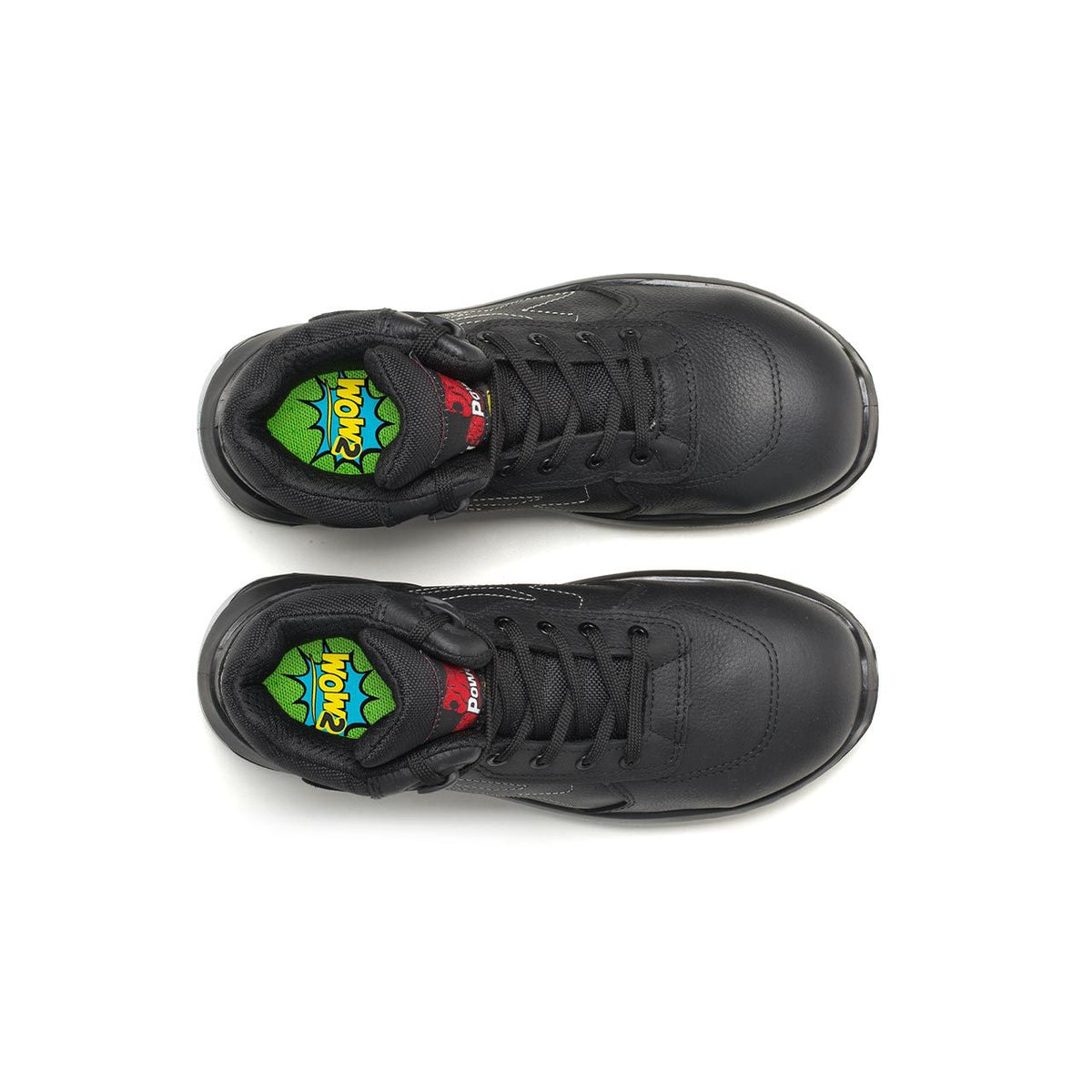 Paar schwarze Sicherheitsstiefel von oben mit Schnürung und farbigen Einlegesohlen