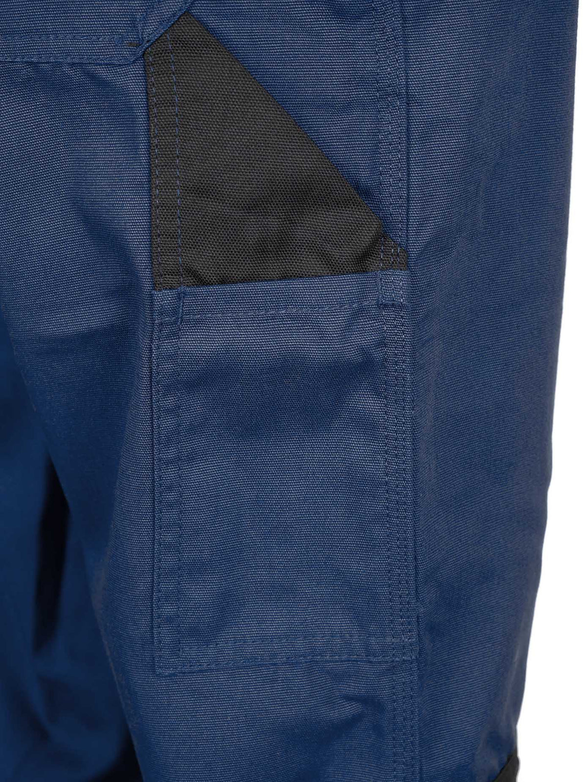 Arbeitshosen-Detail: marineblaue Tasche mit Einsatz aus dunklem Mesh-Gewebe